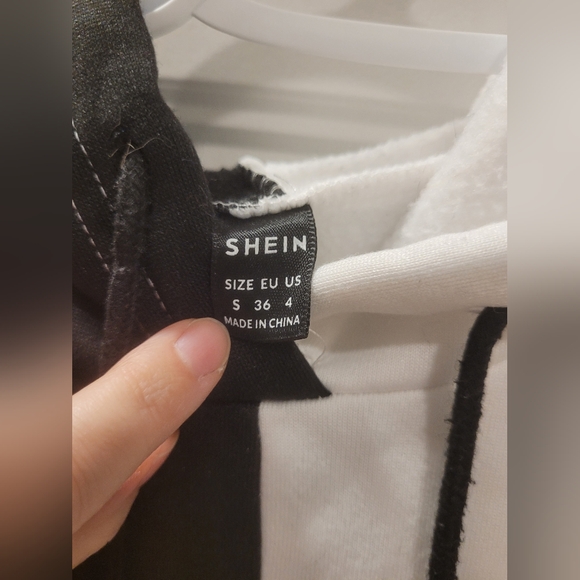 Shein Halloween sweatshirt hoddie black and white in Small - Picture 3 of 4